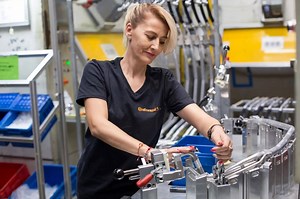 Contitech Timișoara angajează cu contract de muncă fără intermedieri operatori cu experienţă în industrie, reglori şi operatori depozit. Oferim salarii atractive (în funcţie de nivelul de calificare), bonusuri de performanţă, tichete de masă, transport gratuit, asigurare medicală şi diverse alte facilităţi. Salariaţii noştri lucrează în condiţii de lucru moderne şi cu un program de schimburi avantajos. Ne poţi contacta pentru detalii la 0256 301 521 sau 0256 301 531 sau pe e-mail recruiting@cont