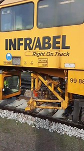 32K views · 198 reactions | ⚠️ Gros chantier Infrabel en cours sur la ligne 97 entre les gares de Mons et Saint-Ghislain!  Objectif : remplacer 15km de traverses endommagées. Le trafic est interrompu jusqu'au 31 octobre et les week-ends de novembre.  Dispositif impressionnant à découvrir ci-dessous et plus d'infos à 18h dans les Infos | Télé MB | Facebook