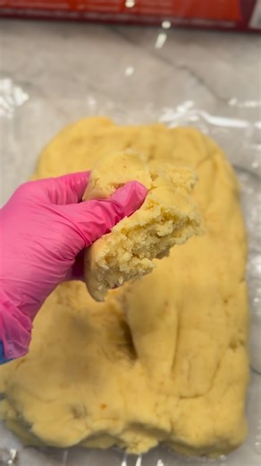 Paige Nicole Hickam on Instagram: "Cake puck dough consistency is EVERYTHING 🍰🍭 #frontpaigetreatsllc #bakery #bakery #cakepucks #paigeskitchen"