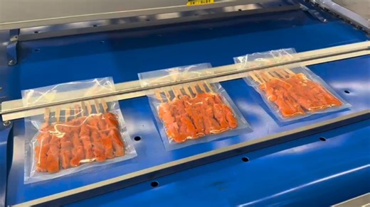 山东嘉晟包装机，带签肉串试机中… 烤串 牛羊猪肉串类#肉串 #烧烤 #包装机 #滚动包装机 #全自动真空包装机