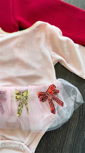 🎄✨ Looking for the cutest matching Christmas outfits for your little ones? Mud Pie has you covered, Mama! ❤️ From sparkles to classic embroidery, these sibling sets make picture day (and every festive event!) stress-free and oh-so-adorable. 👏 Whether you’re planning family photos, church programs, or Christmas Eve traditions by the tree — these timeless styles will have your crew coordinated and camera-ready. 📸🎅 💡 Mom tip: Grab matching sets early — these always fly off the shelves! Shop ou