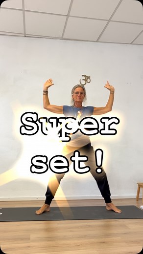Dat is het leuke van yoga Je kan kalmte en rust prima combineren met kracht en souplesse Let op je ademhaling En beweeg met aandacht goddess pose Box Anjaneyasana #sterkenflexy #souplesse #kracht #onlineyoga #vijftigplus #renéestroo | Renée Stroo