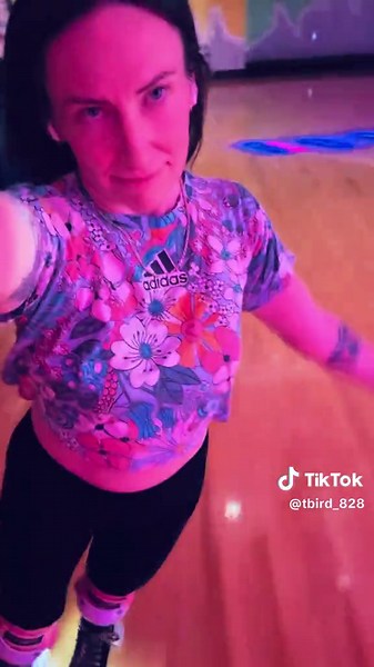 All I could think of doing after work today, was to go skating. I hit up the crew and turns out, they were thinking the same thing. I’ve had my skates for a bit over a month and they feel better and better every time. I love them soooo much. #rollerskating #moxipanther #quadskates #luminouswheels #fridaynight @Moxi Roller Skates