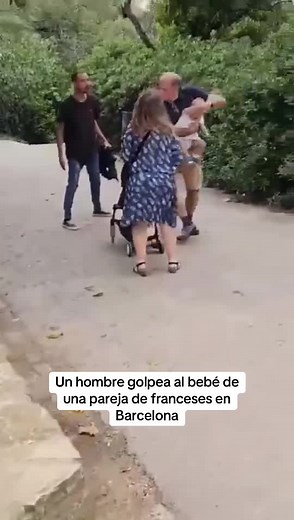 Hombre golpea a bebé en parque de Barcelona - Video viral
