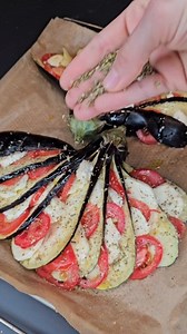 Mediterrane Fächer-Auberginen Der Geschmack der gegrillten Auberginen in Kombination mit den saftigen Tomaten und dem geschmolzenen Mozzarella ist einfach unwiderstehlich. Für den Auberginen-Fächer 2 Auberginen 4 Pck. Mozzarella 6-8 Tomaten (je nach Größe) Salz, Pfeffer, Kräuter und Olivenöl Das beste gibt's bei mir im Shop! Grillen oder Backen Die Auberginen und die Tomaten waschen. Den Strunk an den Tomaten entfernen und in dünne Scheiben schneiden. Die Auberginen der Länge nach in dünne Schei