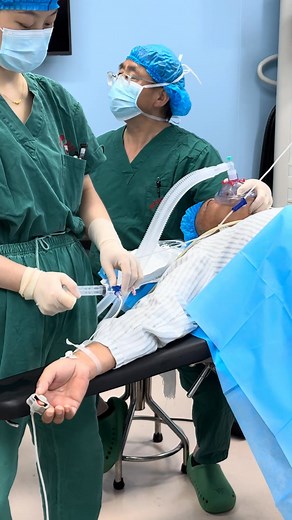 Doctors and nurses performing surgery in the operating room #hospital #doctor #health | World Docters