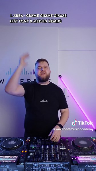 LETS GET RETRO 💃🏻🪩🕺🏿 #retro #music #remix #dance #moves #fyp #wavebeatmusicacademy