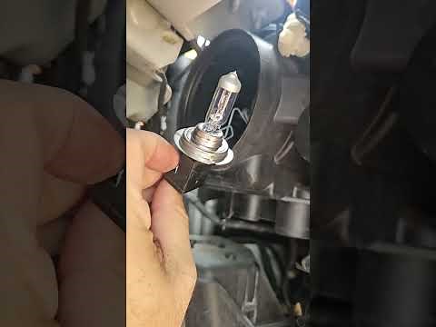 VF Commodore driver's side low beam headlight globe replacement