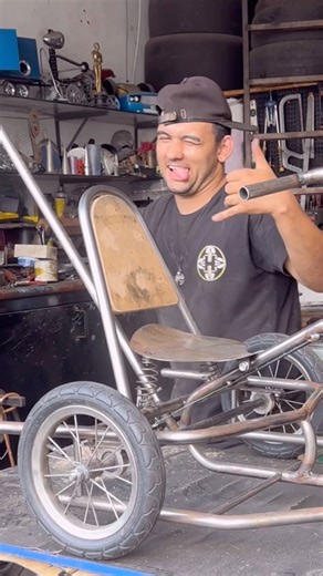 15M views · 727K reactions | Gambiarra do dia (apoio de costas/ceci bar para o mini triciclo chopper)酪 #bikechopper #bikecustom #triciclo #tricicloinfantil | O Mestre da Gambiarra | Facebook