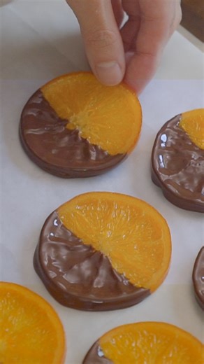 chez.sucre砂糖の家 on Instagram: "バレンタインチョコの大量生産に最強なオランジェットの作り方 本日は鍋で直接、煮込まずほぼ放置するだけで完成する、(頑張るのは最初だけ)奇跡のオランジェットをご紹介します。 通常は1週間以上の手間がかかりますが、シリコンバッグを活用することで、誰でも簡単にバレンタイン用のチョコ菓子を作ることができます。 一度にたくさん作れるので、大量生産して友チョコや義理チョコとして配るのにも最適！ 作業の目安は4日 【作り方と分量】 ※オレンジMサイズ（約200g）基準。個数が増える場合は比率を守って倍量にしてください。 オレンジ（ネーブル）…1個 ・シロップ材】 グラニュー糖…130g 水飴…30g ■ 準備する道具 シリコン製保存袋（スタッシャーなど）※耐熱温度が120℃以上あるもの推奨。 ※通常のジッパー付き保存袋（ポリエチレン製）の場合、耐熱温度が100℃前後のものが多く、煮詰めたシロップを入れると溶ける危険があります"