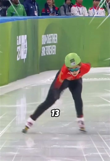 ¡Cruzó primero... pero China ganó el oro! ⛸️#olympics #shorttrack #speedskating #sports #strategy