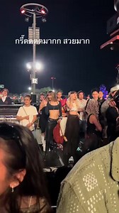 LISA WIGGLING HER HIPS AFTER SHE WAS CALLED “GORGEOUS” BY A FAN 😭 | UNIVERSAL BLACKPINK