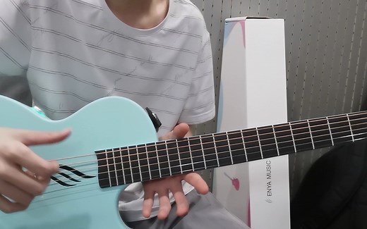 尝试一下恩雅 Nova Go，全球首款自带声卡、效果器及蓝牙播放控制的便捷碳纤维智能吉他