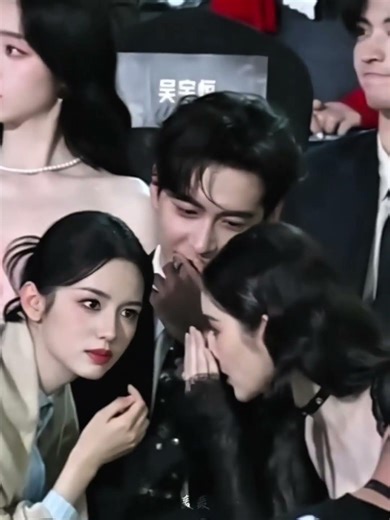 这眼神...导演快递本子吗?! 😳 That look… Director, hand me the script already?! 😳 #陈星旭 #周也 #王玉雯 #星光大赏