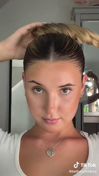 how to: EASY & PRETTY BUN🤍 #hair #hairstyle #hairtutorial #buntutorial #hairinspo #bethanyfosbery #CleanItScrunchItCoopIt