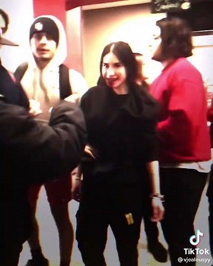 5v1 yet she still won, must be embarrassing for the others💀