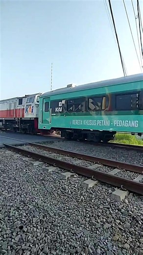 KA Cikuray Ekonomi Kerakyatan Petani & Pedagang #keretaapi #keretaapiindonesia #railway #train #fyp