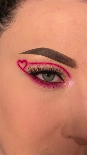 no need to commit to glue this valentine's day 😉 @alicekingmakeup completes this romantic heart eye look with the NEW pre-glued strip lashes in