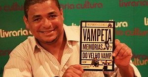 Vampeta lança livro de memórias e dá primeiro autógrafo a palmeirense
