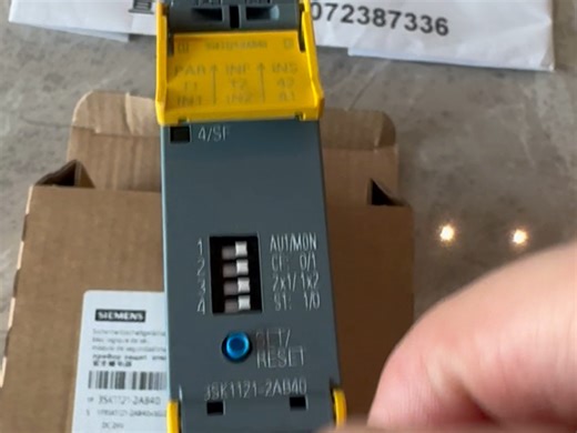 3SK1121-2AB40SIRIUS 安全开关设备 继电器使能电路 3 个常开触点以及 继电器信号电路 1 个常闭触点 Us = 24 V DC