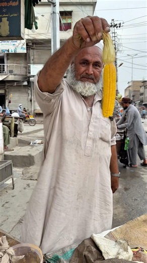 70 Years Old Baba Jee Selling Desi Saata in Street of Peshawar | Steamed Corn | Kp Food Diaries