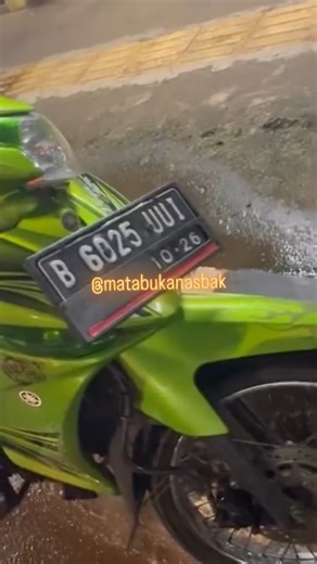 Wanita ini menegur perokok berkendara sampai di suruh berhenti, tapi tetap saja perokok masih ngeyel tidak mau mematikan rokoknya. Gak ada takutnya nih orang sama ras terkuat di bumi 😁 Link Merchandise Mata Bukan Asbak ada di keranjang putih dan bio IG ya https://s.shopee.co.id/8KgKzhm3cp?share_channel_code=1 #MataBukanAsbak #StopMerokokDiJalan #RokokDiMotor #AntiAsapRokok #JagaMataKami #KeselamatanBerkendara #MotorSafety #BahayaAbuRokok #JalanItuUmum #SayangiPengendaraLain #ReelsIndonesia #FYP