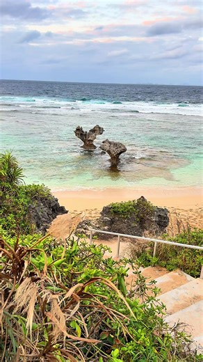 心が、ちょっとだけ強くなれそうな場所。 古宇利島の北側 ティーヌ浜にあるハートロック💜🪨 ただの“映え”じゃなくて、 波に削られてできたかたち。 時間に耐えて、 やっとこの形になった岩。 強さって、 派手なことじゃなくて 削られながら残ることかもしれない。 #古宇利島 #ハートロック #沖縄旅 #HeartRock #Okinawa