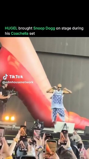 HUGEL just brought out Snoop Dogg during his set at Coachella, what a way to kick off the weekend 😭🔥