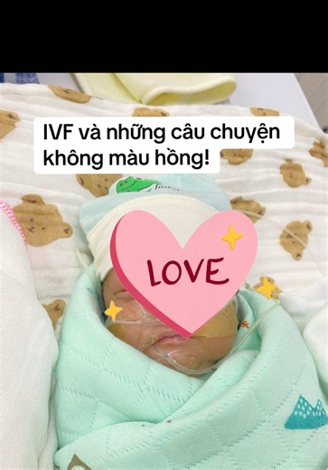 “Bác sĩ ơi… cho em chuyển 2 phôi luôn được không ạ?” Đó là một trong những trường hợp mà bác sĩ nhớ mãi. Hai vợ chồng mong con nhiều năm nên nhất quyết xin chuyển 2 phôi, dù bác sĩ đã giải thích rất nhiều lần về nguy cơ của song thai: sinh non, ảnh hưởng sức khỏe mẹ và em bé, hành trình giữ thai sẽ vất vả hơn rất nhiều… Bác sĩ còn gặp cả mẹ chồng để tâm sự thêm, mong gia đình hiểu và cân nhắc lại. Nhưng cuối cùng vẫn không thuyết phục được 🥺 Chuyển phôi xong ít hôm thì chính bác sĩ cũng lên bàn