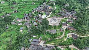 China festigt weiterhin seine Erfolge bei der #Armutsbekämpfung In den letzten fünf Jahren hat China seine Erfolge bei der Armutsbekämpfung kontinuierlich ausgebaut und gefestigt. In allen 832 Landkreisen, die aus der Armut befreit wurden, wurden zwei bis drei regionalspezifische Leitindustrien mit einer Gesamtproduktionsleistung von über 1,7 Billionen Yuan RMB aufgebaut. Fünf Jahre in Folge haben mehr als 30 Millionen Menschen, die aus der Armut befreit wurden, eine Beschäftigung gefunden. #vis