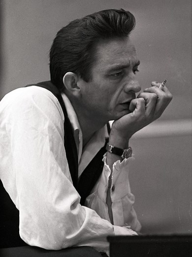 ‘The Wanderer’ was one of Johnny Cash’s first major collaborations with a younger generation of artists, marking a pivotal moment for both U2 and Cash. Bono and Cash had a deep mutual admiration — Bono believed Cash’s powerful, resonant voice was perfect to bring the song’s character to life, while Cash was impressed by U2’s bold fusion of rock and spirituality. This iconic collaboration reintroduced Cash to a younger audience, paving the way for his artistic renaissance with the legendary Ameri