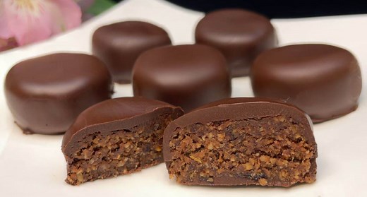 Sitni kolači sa urmama i čokoladom (VIDEO)