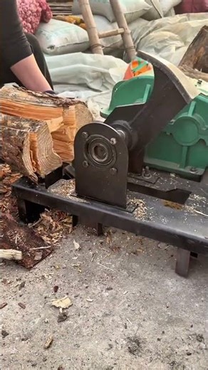 Cutting large, sturdy logs using a machine and automatic cutting tools #cuttingskills #popular