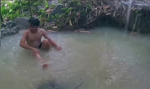 See how to build a natural pool in the wilderness and how to renovate and reinforce a shelter to withstand the challenges of heavy rains. #WildernessConstruction #OutdoorConstruction #usa #Survival #rurallife