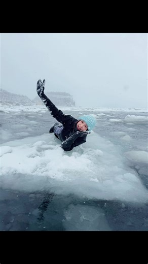 一日煮龍蝦體驗成功🏆🦞 謝謝 Lan 醬和多位嚮導親切熱心的帶領！ 原本看到今天 90% 的雪況 還很擔心會冷到不行 結果一下水才發現完全是多慮了 裝備超級保暖 玩起來超安心！ 在結冰的海面上不停把冰敲碎 真的有夠療癒❄️ 人生能有一次把肉身當破冰船的體驗 真的超值得紀念！ 想參加的大家一定要提早預約～ 北海道唯一中文嚮導的流冰漫步團隊🩵 真的不會後悔 ✌🏻