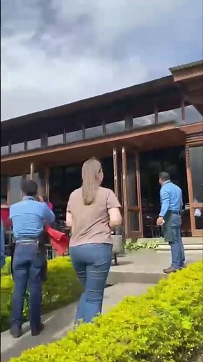 Volcano View Restaurant Shakes, Guests Run Out