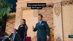 Ada lagu yang bikin ruangan langsung diam tanpa harus diminta. Nirmala kami mainkan bukan untuk ramai, tapi untuk menghormati momen. Nada pertamanya masuk, langkah tamu melambat. Salaman jadi lebih pelan. Dan beberapa orang berhenti… buat benar-benar mendengar. Di wedding, lagu seperti ini bukan soal nostalgia. Tapi soal rasa yang halus, bersih, dan tulus. Karena kadang, musik terbaik bukan yang bikin semua ikut nyanyi, tapi yang bikin semua merasakan. — #weddingmusic #nirmala #weddingindonesia