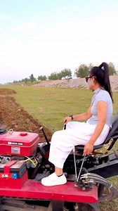 Beautiful Girl Operating Powerful Mini Tractor – Amazing Farming Skills! 🚜🔥 #MiniTractor #FarmingMachine #BeautifulGirl | Jcb Tractor Vlogs