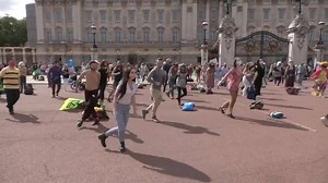 143K views · 1.6K reactions | Hundreds of Extinction Rebellion protesters disco dance outside Buckingham Palace in London #ExtinctionRebellion  | ToryGate | Facebook