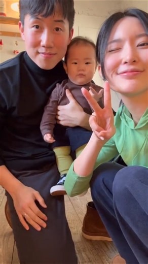 Proof that babies learn faster than we think! look at that V-sign ✌️☺️.