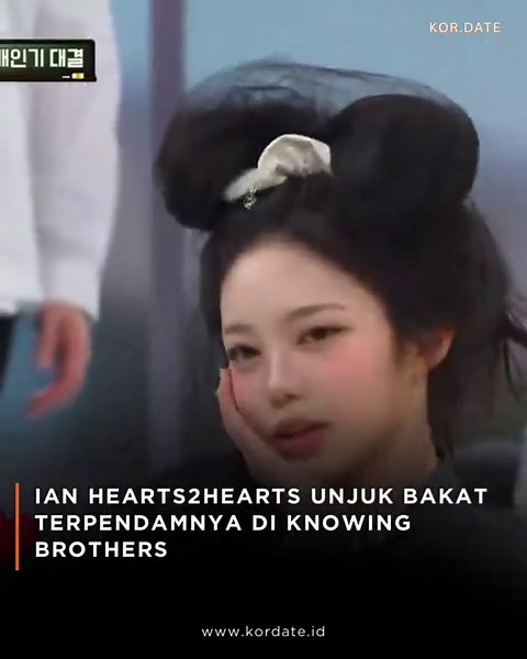 Ian Hearts2Hearts unjuk bakat terpendamnya yang dapat menguncir rambut hanya dalam hitungan detik saja di variety show ‘Knowing Brothers’. Ian Sopian yang lakuin, Hachu yang nanggung malu😭 Sumber: Knowing Brothers SHARE dan FOLLOW akun @kor.date untuk berita terupdate lainnya! #KoreanUpdate #kordate