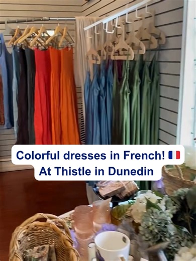 Let's talk about colors in French! 🟥 🟩 🟦 🟫 🇫🇷 #learnfrench #colors #frenchonline #frenchteacher #speaklikeaparisian