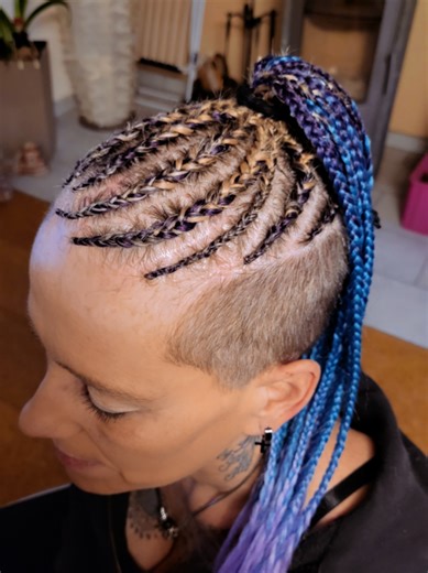 Einen Braid-updo den ich mal an kurzem Haar mit Sidecut gemacht hatte. Termine verfügbar ✨️🪮✨️ Artofbraids.de #Braids #cornrowstyles #artofbraidsbyalessia #hairstyles #fyp