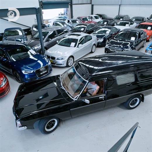 Who wants a hearse when you could have a beach cruiser? Mike Brewer & f1elvis find an iconic Aussie Sandman to restore...🏄‍♂️🇦🇺 #WheelerDealersWorldTour continues at 9pm! | Discovery Channel UK