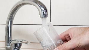 Furnizimi me ujë 24 orë, ende një premtim i largët, raporti i ERRU-së: Në Kamëz dhe Vorë ka 4-8 orë në ditë - Shqiptarja.com