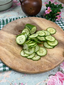 755K views · 5K reactions | Easy Summer salad recipe | I had to make it twice, was that good. Recipe: 1 cucumber 1 tablespoon yogurt salt ground pepper shallot dill lemon juice Salata de vara cu castravete, am facut reteta de doua ori atat de buna a fost. Reteta 1 castravete 1 lingura iaurt sare ground pepper shalota marar zeama de lamaie #easyrecipes #summersalad #cucumbersalad | Ella Cooking | Facebook