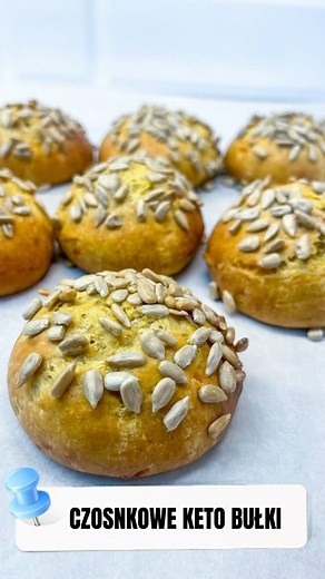 Magdalena Dzika on Instagram: "Przepis na Czosnkowe Keto Bułki! 🌟 Szybkie w wykonaniu 🌪️ i pyszniejsze niż w piekarni🏠 Koniecznie zapisz ten przepis📌 Zostaw serducho jeśli Ci się podoba ❤️ A w komentarzu daj znać, czy go wypróbujesz💬 Składniki na 7 bułek: 🌾 1 szklanka mąki łubinowej lub migdałowej 🥚 2 jaja 🧀 Ser mozzarella tarty 160 g 🧀 Serek śmietankowy 125 g 🧂 1/2 łyżeczki soli 🥄 1 łyżeczka proszku do pieczenia 🧄 4 ząbki czosnku Przygotowanie: ➡️ Wymieszaj wszystkie składniki, odst