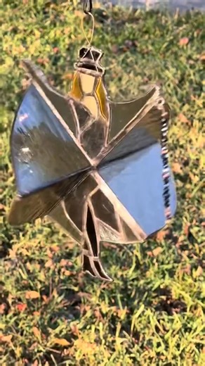 Ready for a piece of decor that makes people say "WOW"? 🤩 𝐈𝐦𝐚𝐠𝐢𝐧𝐞 𝐭𝐡𝐢𝐬: The afternoon sun hits your Handmade Stained Glass Spinner, projecting vibrant, moving rainbow patches across your living room floor... It instantly turns an ordinary moment into something magical and serene. Made with 𝐭𝐫𝐚𝐝𝐢𝐭𝐢𝐨𝐧𝐚𝐥 𝐬𝐭𝐚𝐢𝐧𝐞𝐝 𝐠𝐥𝐚𝐬𝐬 𝐭𝐞𝐜𝐡𝐧𝐢𝐪𝐮𝐞𝐬, this is more than just a decoration—it's a 𝐭𝐢𝐦𝐞𝐥𝐞𝐬𝐬 𝐬𝐲𝐦𝐩𝐡𝐨𝐧𝐲 𝐨𝐟 𝐥𝐢𝐠𝐡𝐭 𝐚𝐧𝐝 𝐬𝐡𝐚𝐝𝐨𝐰. It needs no 