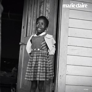 C'était il y a seulement 60 ans que Ruby Bridges, franchit le seuil de l'école élémentaire William Frantz à la Nouvelle Orléans, fréquentée par les blancs. Et si la rentrée scolaire est souvent une journée un peu stressante pour les enfants, imaginez celle de Ruby ! L'écolière âgée de 6 ans, fait son entrée sous les cris et les menaces et doit être protégée par des marshall fédéraux, dans un état qui a pourtant décrété inconstitutionnel la ségrégation raciale dans les écoles. Ce jour là, la peti
