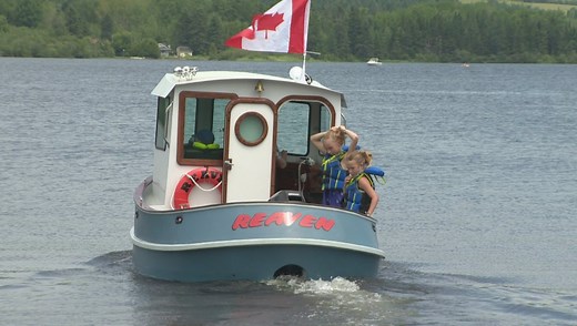 New Brunswick man launches mini tugboat that he made from scratch